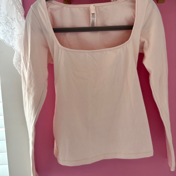 SKIMS COTTON JERSEY SCOOP NECK LONG SLEEVE TOP- BARELY PINK 💕 new - Picture 2 of 4